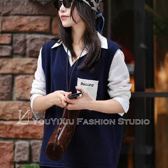 European genuine 2025 autumn and winter new V-neck pocket letter embroidery fashionable and versatile cashmere vest 
European genuine 2025 autumn and winter new V-neck pocket letter embroidery fashionable and versatile cashmere vest