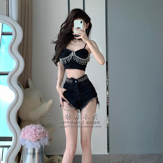 Bar DS performance costume new European and American Korean dance girl group chic sexy bright diamond fashion suspender DJ women stage suit
Bar DS performance costume new European and American Korean dance girl group chic sexy bright diamond fashion suspender DJ women stage suit