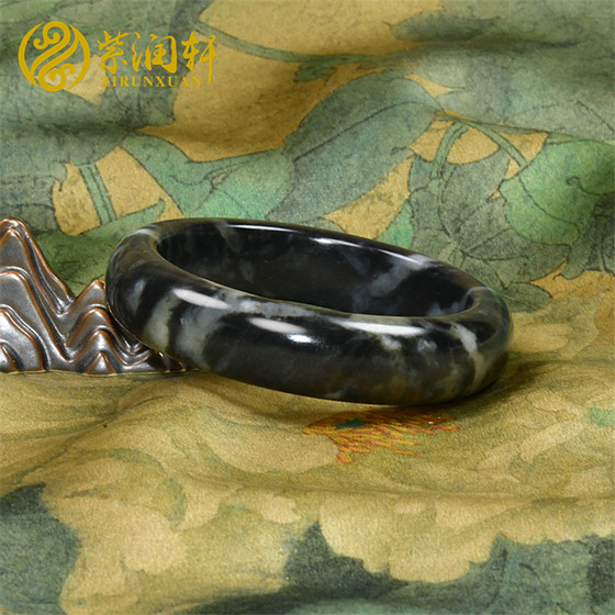 Zirunxuan Xinjiang Hetian jade bracelet candy blue and white, and the powder is floating ink rare 59MM mountain flowing water collection level
Zirunxuan Xinjiang Hetian jade bracelet candy blue and white, and the powder is floating ink rare 59MM mountain flowing water collection level