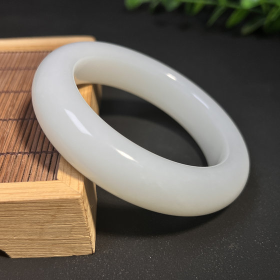 Women's bracelet natural authentic Hetian jade white jade lamb fat grade jade 57 circle bag certificate Russian old pit material Basha material
Women's bracelet natural authentic Hetian jade white jade lamb fat grade jade 57 circle bag certificate Russian old pit material Basha material