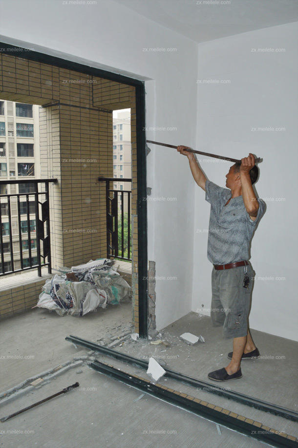 客厅到阳台的大滑门,2015年以后三线城市以上的建筑,这个滑门造价