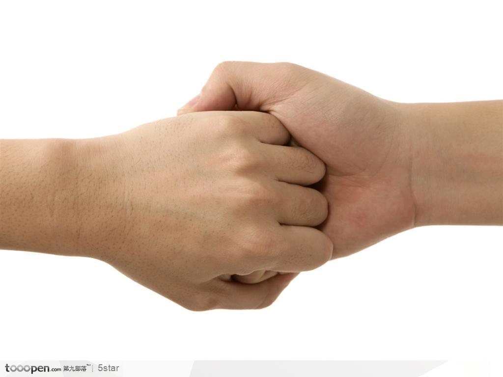 喜欢一只手握着另一只手 这类人思想较保守,但容易感情用事,有点优柔