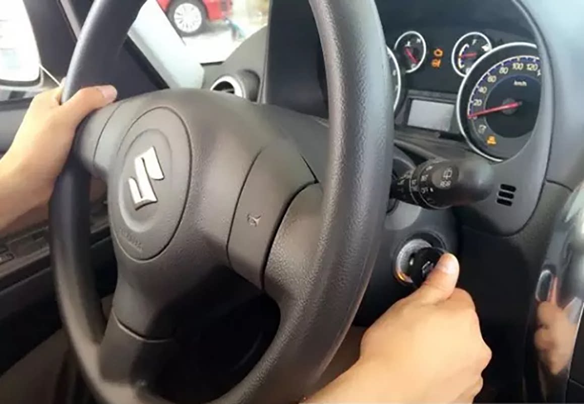 一上车,就插入钥匙一拧到底启动车辆,车就伤了