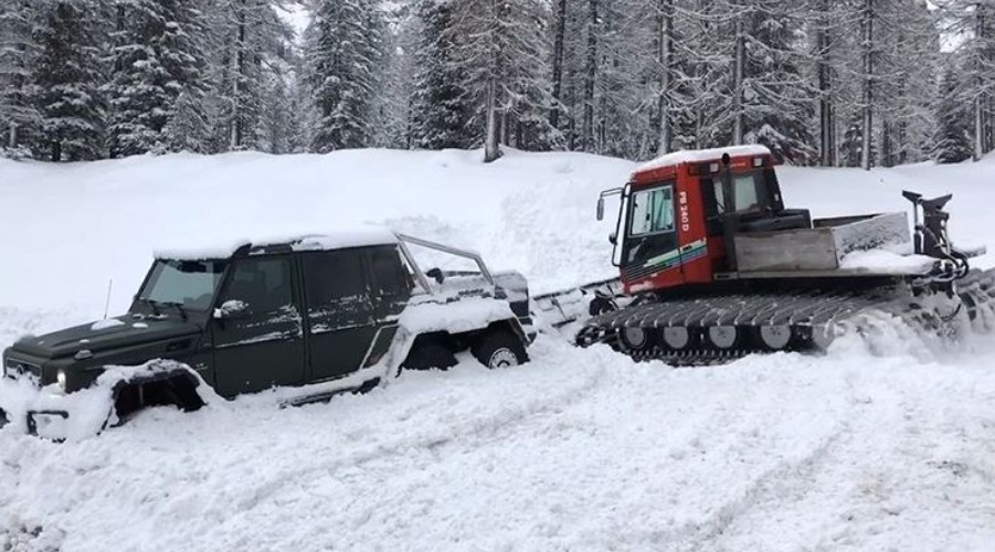 老外开3.75吨奔驰怪兽雪地撒欢 结局崩溃