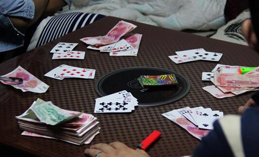 春节回家打麻将玩扑克,辛苦一年,痛快两三天
