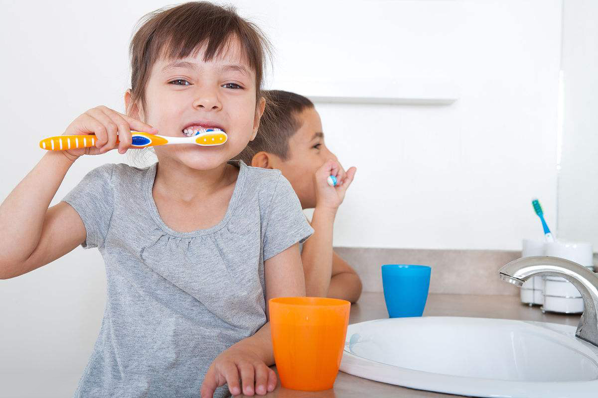 孩子逐步长大,逐步开端脱离爸爸妈妈的协助,开端自己刷牙.