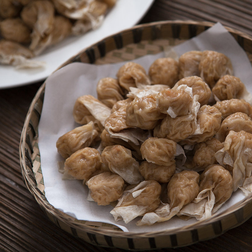 燕皮有多种吃法,最通常的是切成三寸见方,以它为皮,内包咸味肉馅