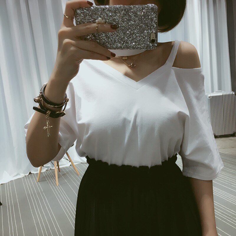 不对称露肩装,这件潮品现在穿还来得及!