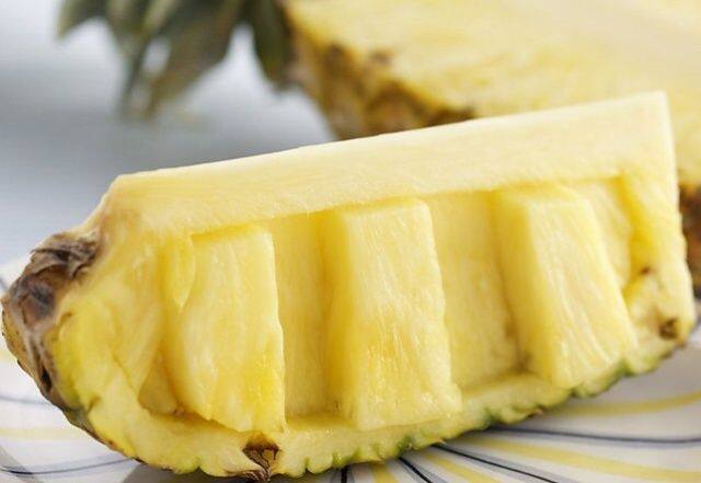 【养生功效】 ①菠萝含有一种叫"菠萝朊酶"的物质,它能分解蛋白质