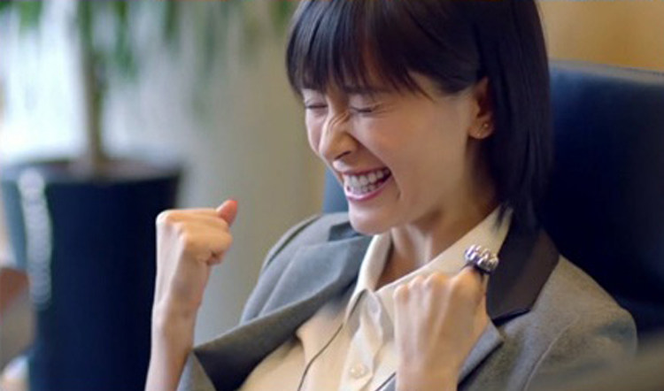 这款戒指是曲筱绡初入职场,想要揽下项目时的同款,简直霸气侧漏有没