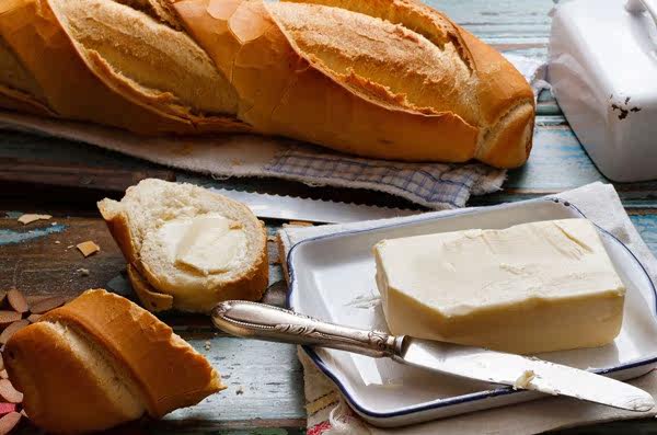 也可以黄油煎面包,适量的黄油把面包煎到金黄,浓郁的奶香之中略带焦香