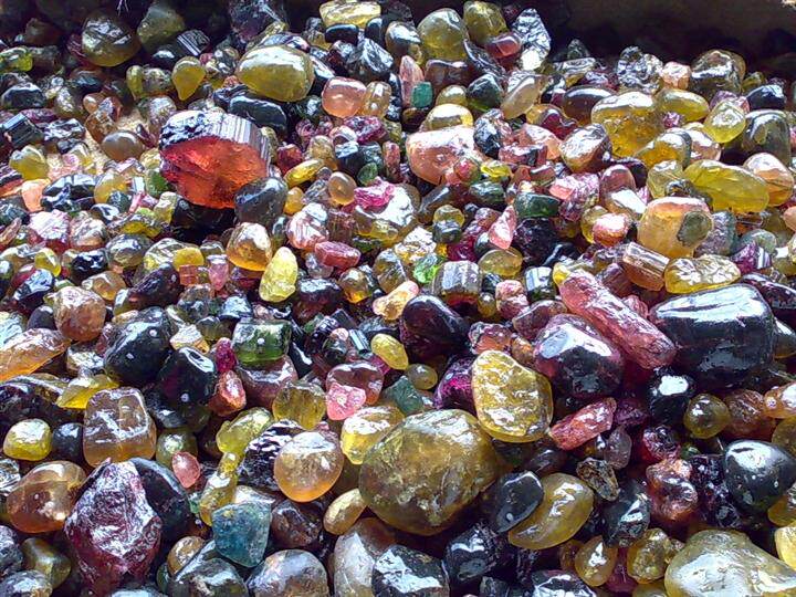 碧玺属中档宝石,也作为十月生辰石.