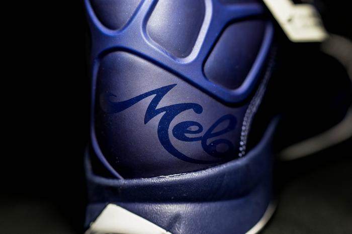 鞋舌上的melo logo和球鞋鞋舌的线条完美契合,整体非常漂亮