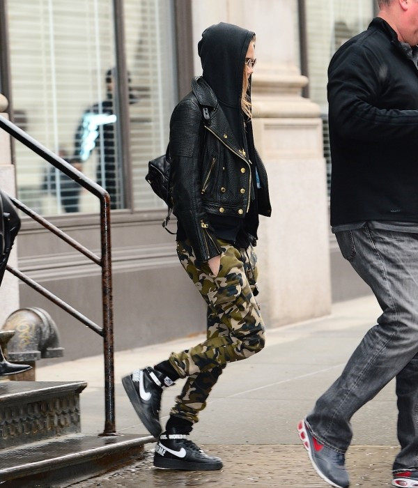 cara delevingne机车黑皮衣加上迷彩束脚裤浓浓的街头风.