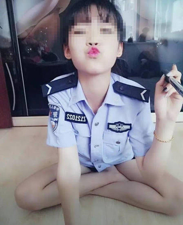 美女辅警发警服不雅照被辞退 下身底裤上演红唇