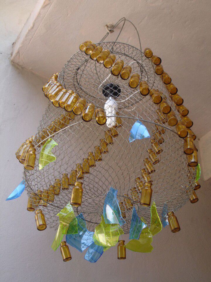用废弃的铁丝网及五彩塑料硬片,玻璃药瓶diy