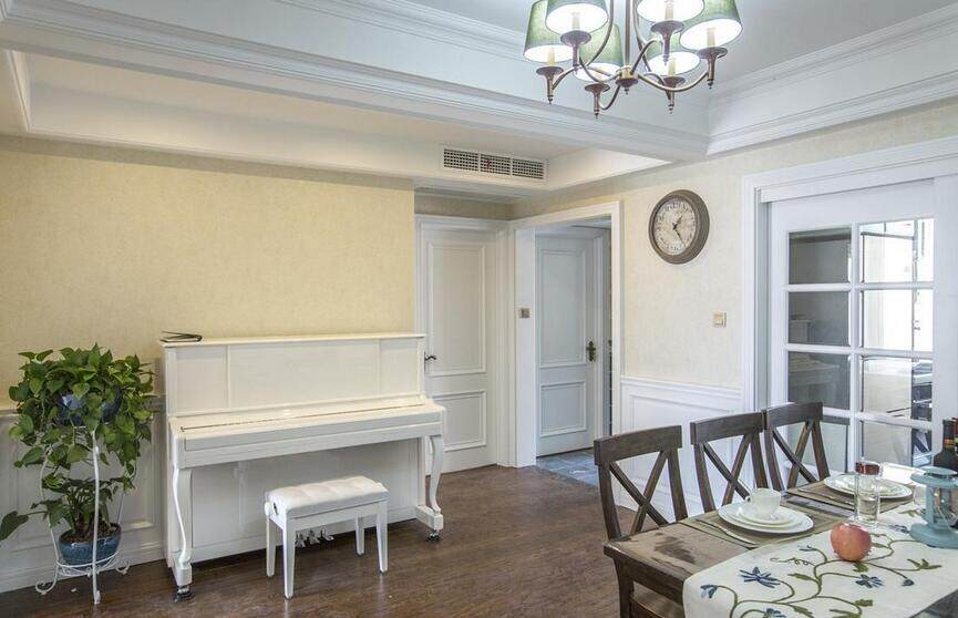 客厅的一角,摆着一架纯白色的钢琴,这是宝宝平时练习所用.