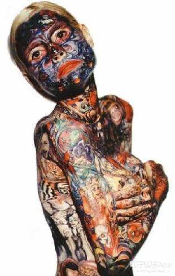 面对这样一个布满纹身的女人,大家都不是很能理解和接受,但julia只是