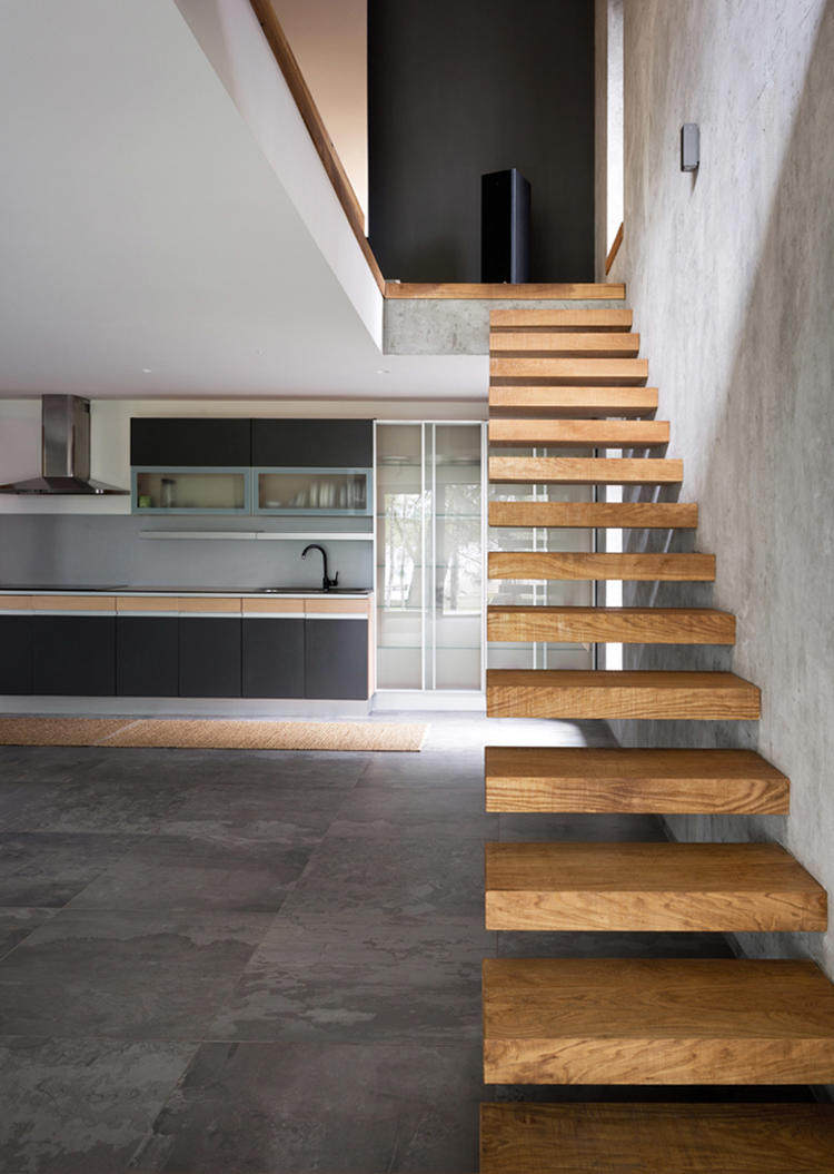 悬臂式的楼梯简洁,通透,富有设计感,同时也让整个空间变得轻盈起来.