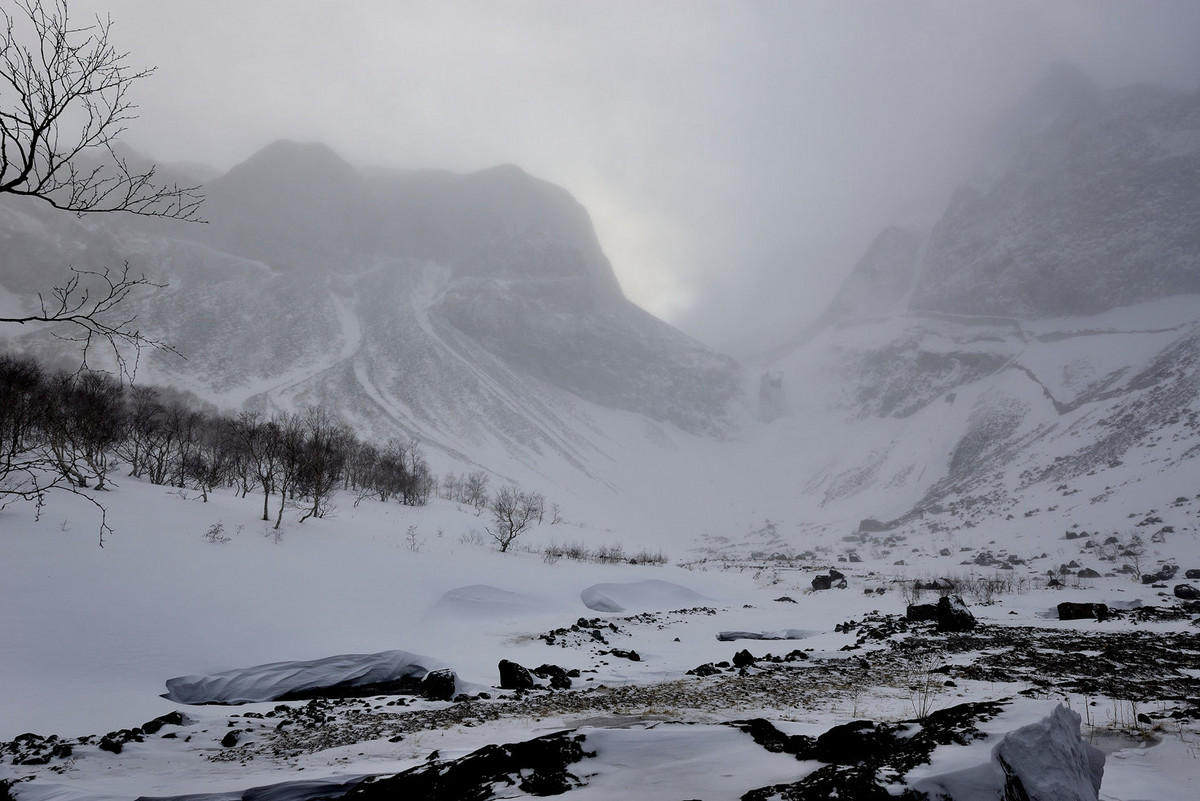 在登山运动中,对突然袭来的狂风并挟带吹雪或降雪的天气现象称为暴风