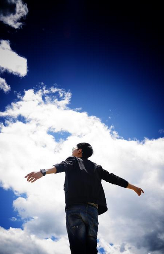 歌手张杰发布一张拥抱蓝天的背影,祝福考生轻松上阵,做最自信的缀己