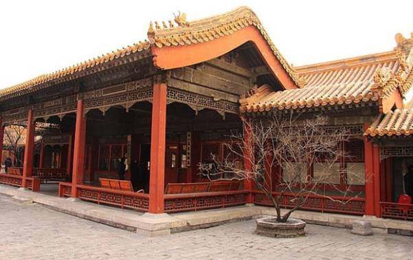 休元殿后抱厦 〔攒尖式屋顶 〕 代表建筑:中和殿,万春亭