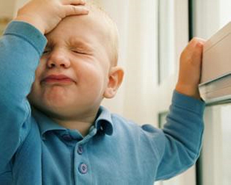 饮食不足 婴儿进食太少时,消化后液体吸收余渣少,致大便减少,变稠.