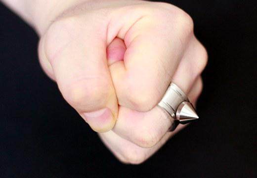 手戴一件小指虎,敢笑拉登不丈夫