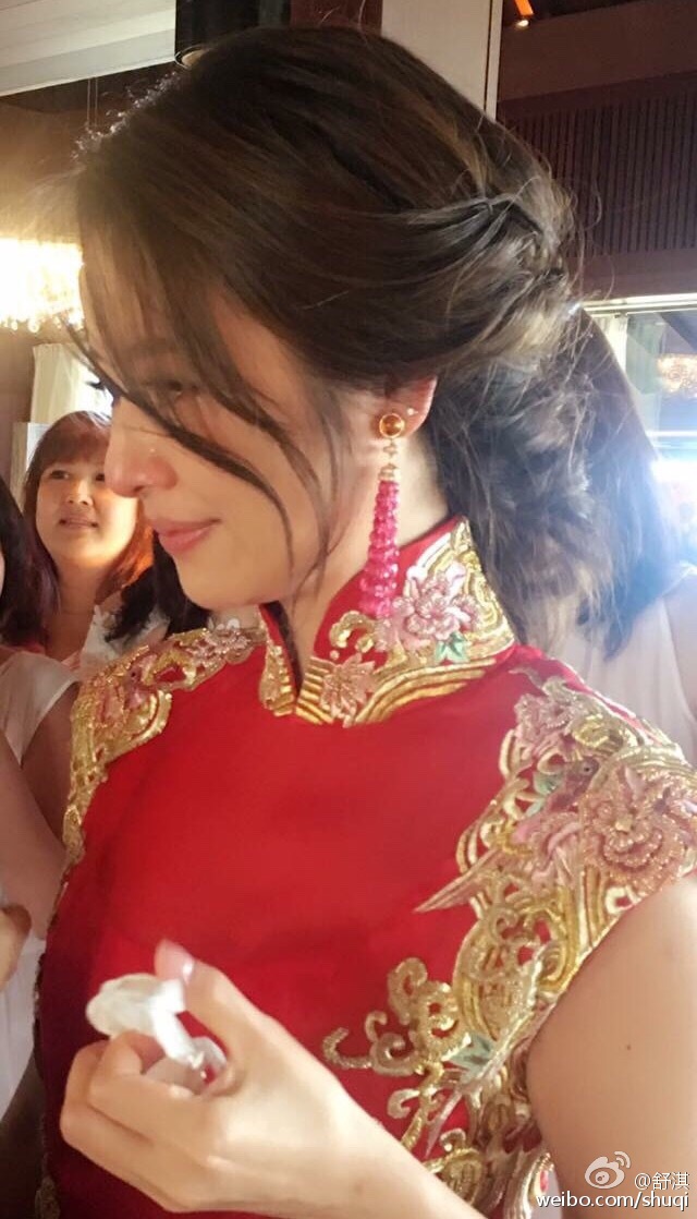 在迎亲仪式上,林心如身穿红色中式礼服已经哭成泪人