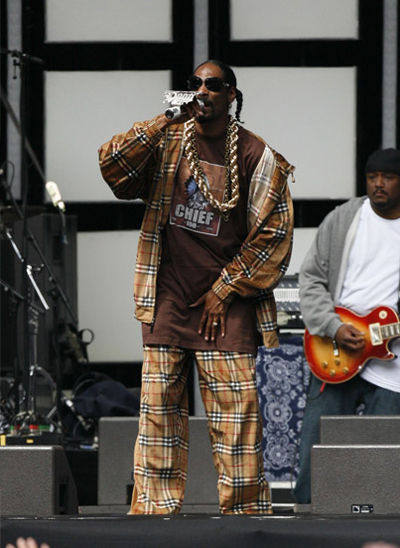 图为90年代饶舌代表人物之一的snoopy doggy,不过他好像一直以来都是