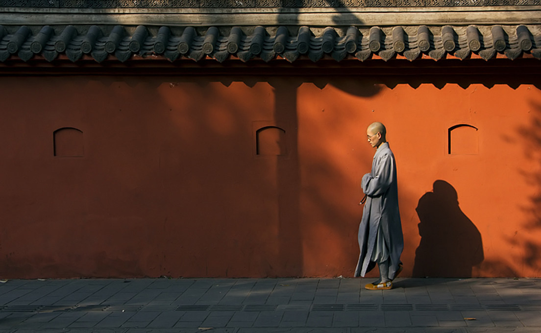 僧人智救欲跳楼男子