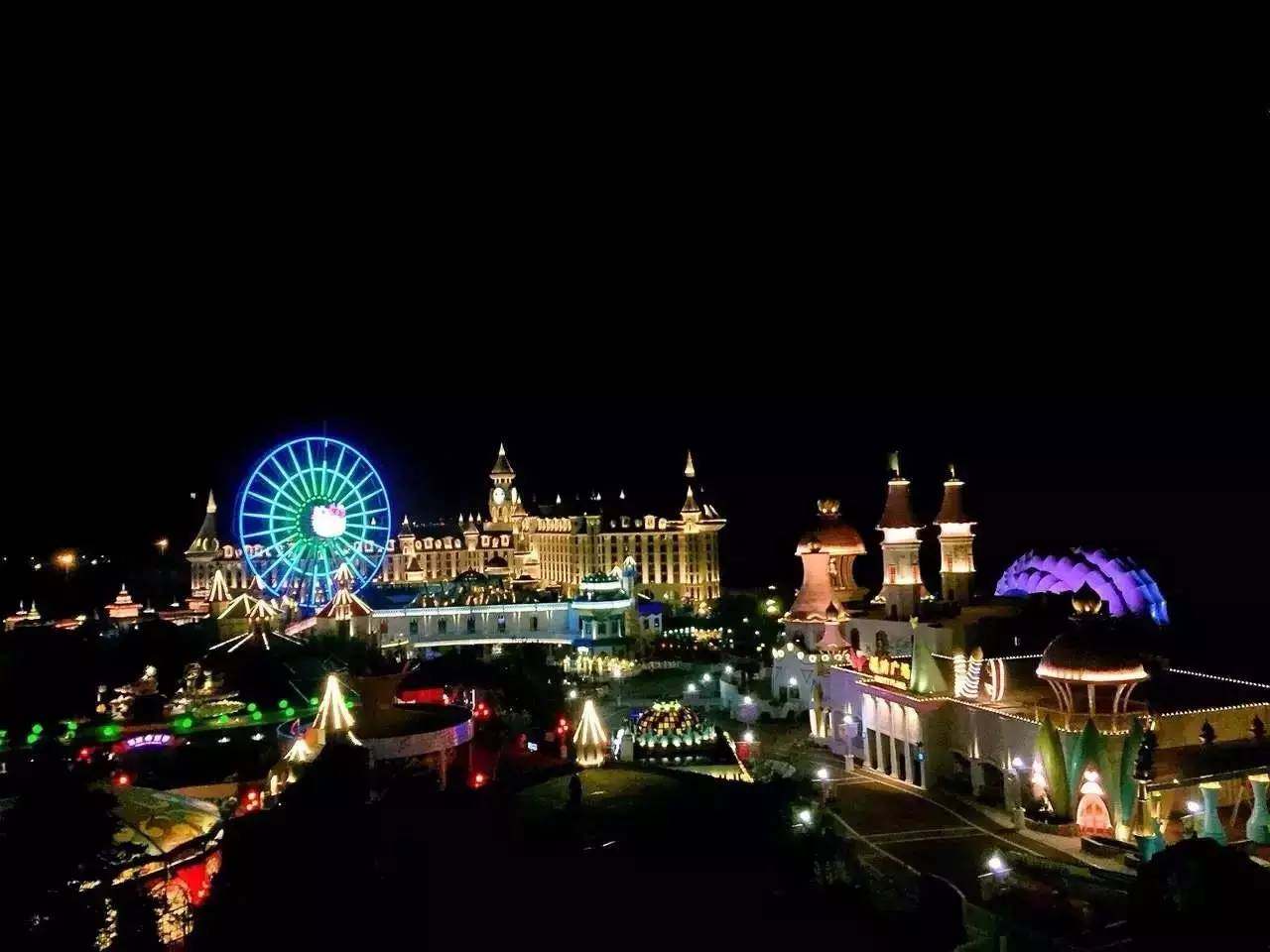 在充满星光的hello kitty乐园里,夜场的花车巡游将带来最大的惊喜