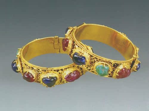 三金中的金钏大致可包括两种,一是单环的手镯,一是多环连续的缠钏