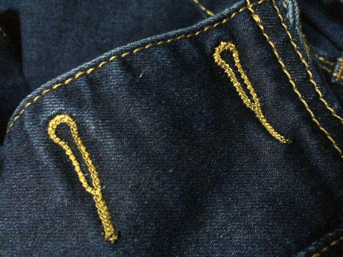 这是背带裤的扣眼,小编还没有划开,百分百"真材实料"!