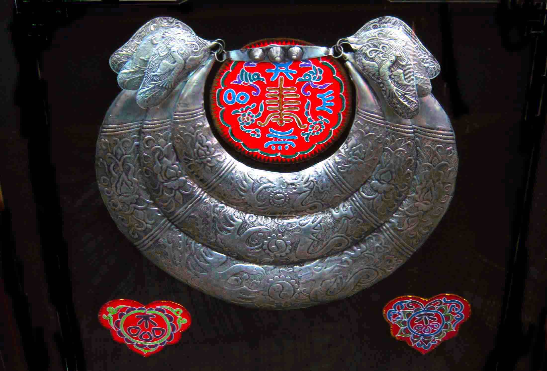 苗族手镯,发簪,耳环造型除了常见的龙,花,鸟,蝶,等题材之外,其他形象