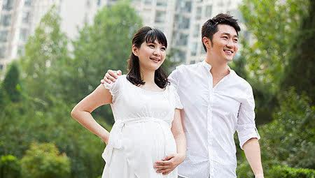 怀孕早期的孕妈妈们可以每天吃完晚饭后出去适当的散散步.