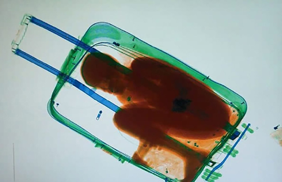 2.有许多严格的安检,会对乘客全身进行x光扫描.