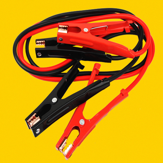 汽车抛锚电瓶没电,快去赶紧准备蓄电池和搭火线