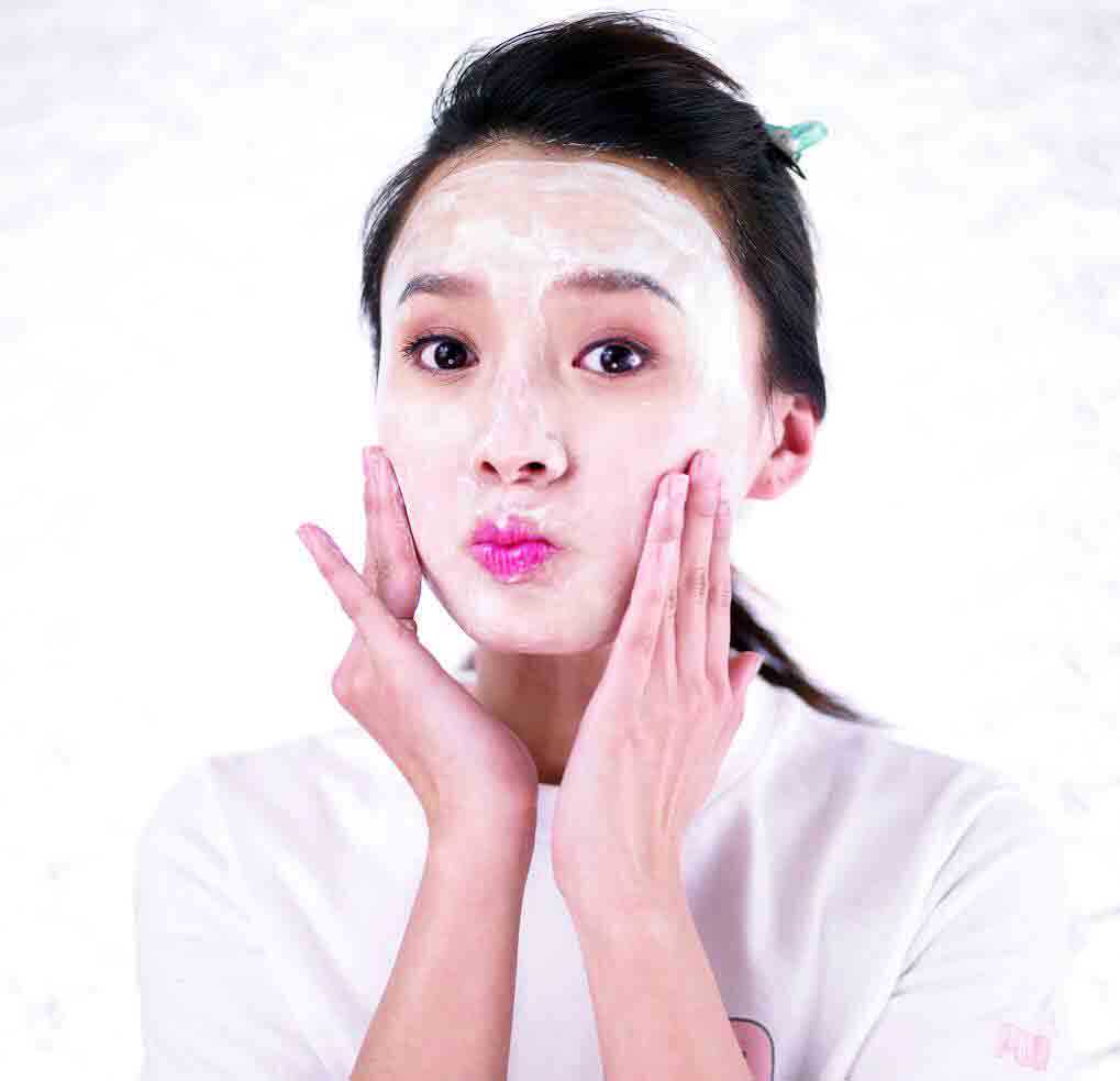 如果担心面膜太冷,可以事先将面膜在温水中泡一下,待其温热后敷在脸上