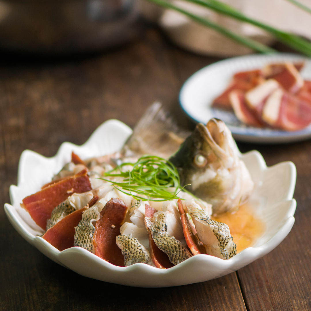 【美食厨房】火腿蒸鲈鱼