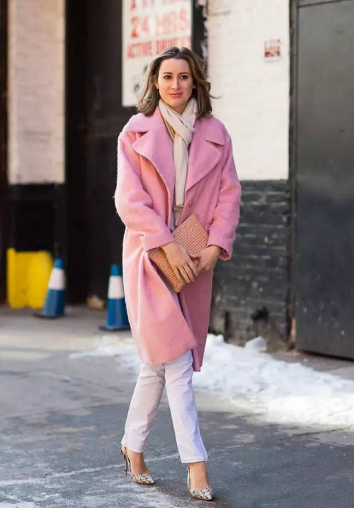 淡淡的粉色大衣搭配上白色的裤子,看起来清新又靓丽,其实冬天除了深色