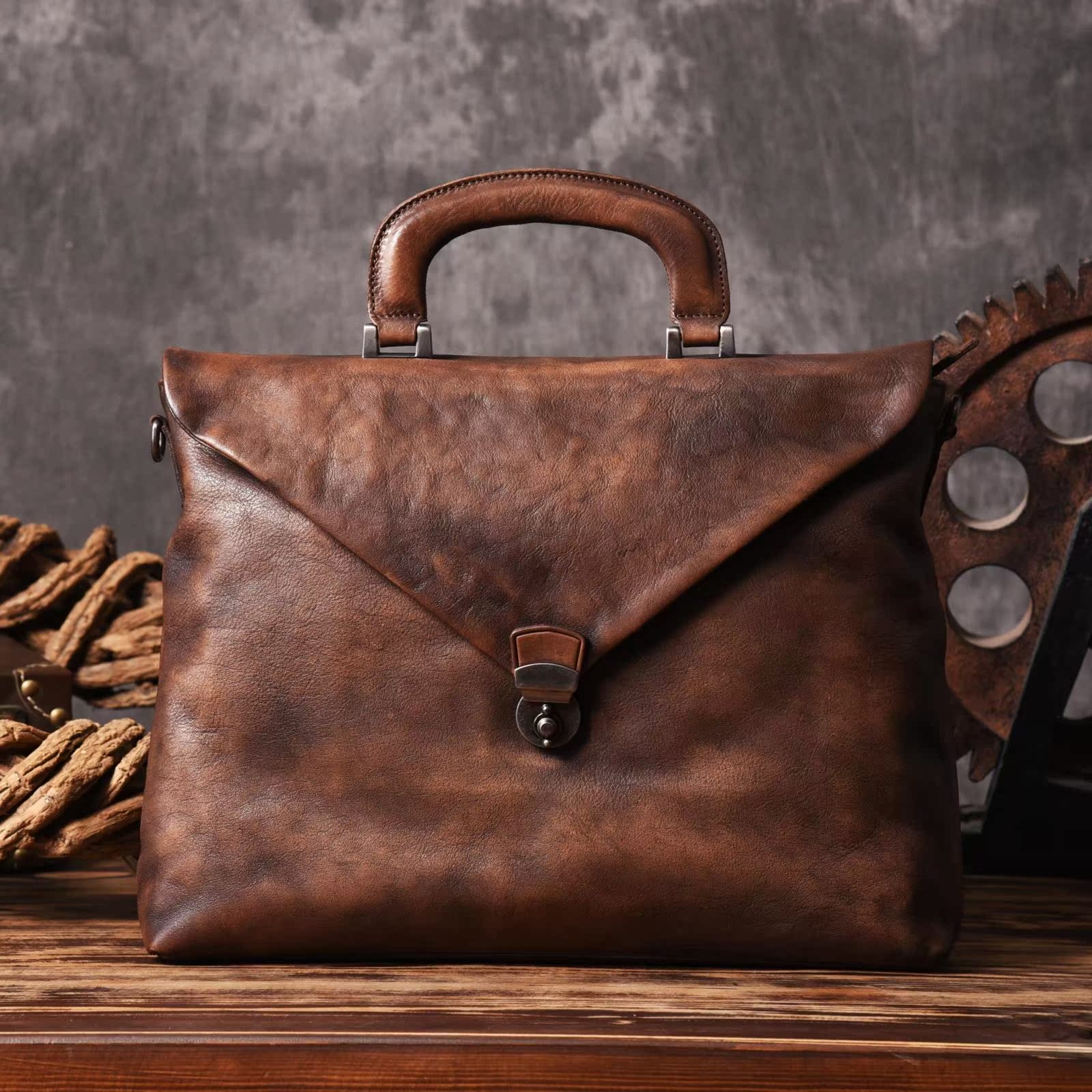 秋季了,你的包包该拿出来保养一下了.