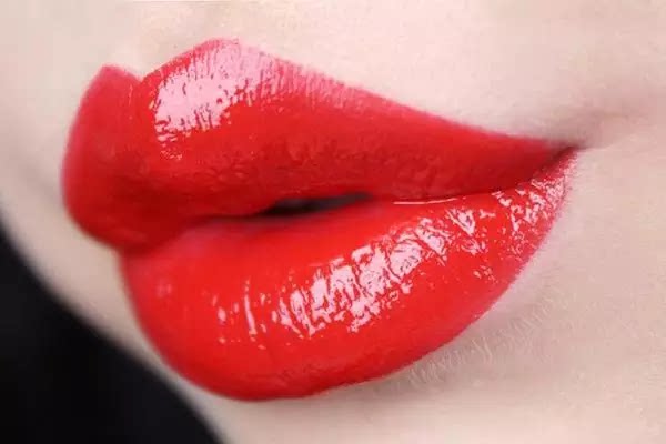 这种大红唇妆容不挑长相,人人都能hold住!