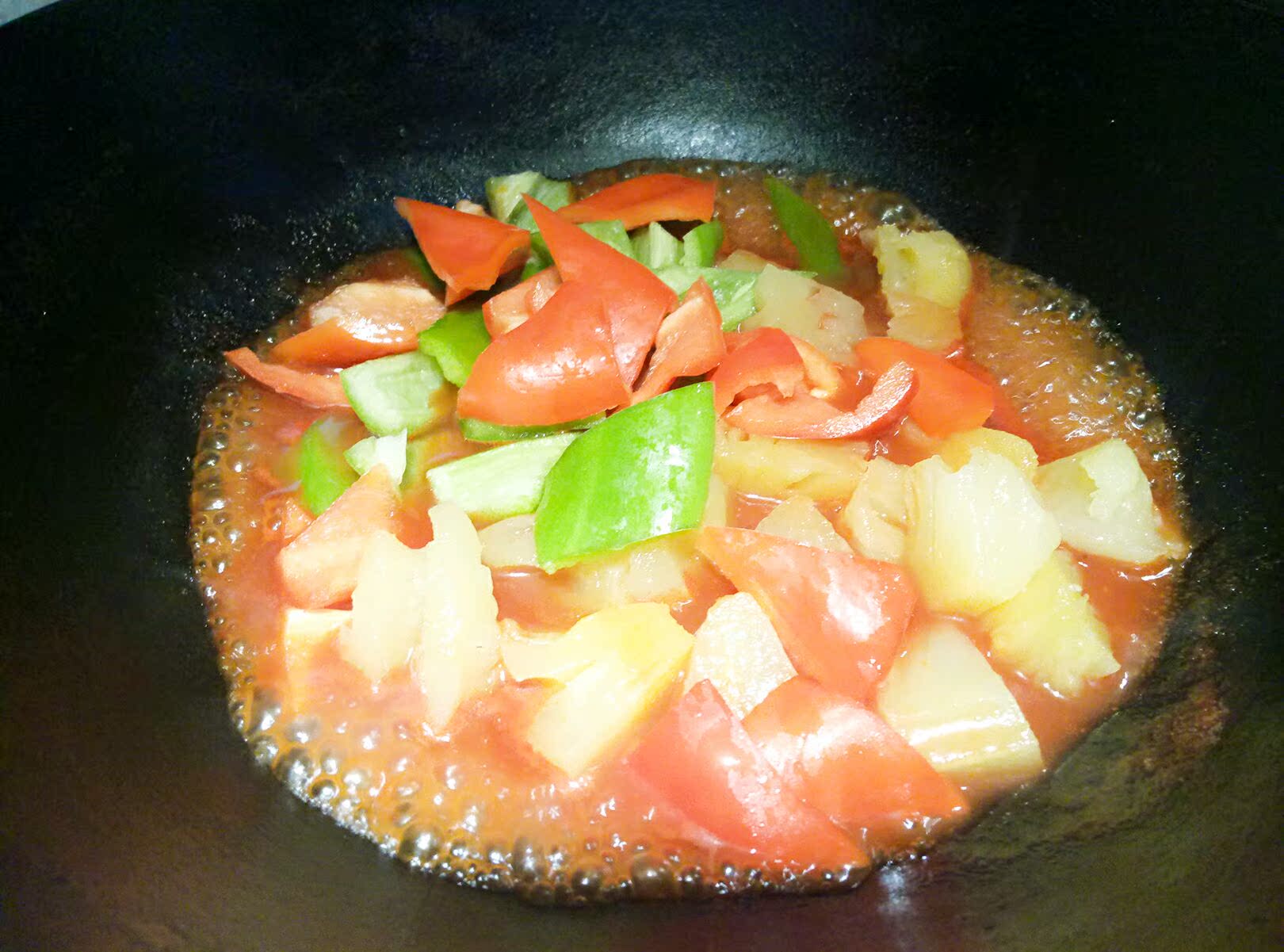 炒青红椒和菠萝,略加一点点淀粉收汁,加入炸好的肉块裹上酱汁出锅即可