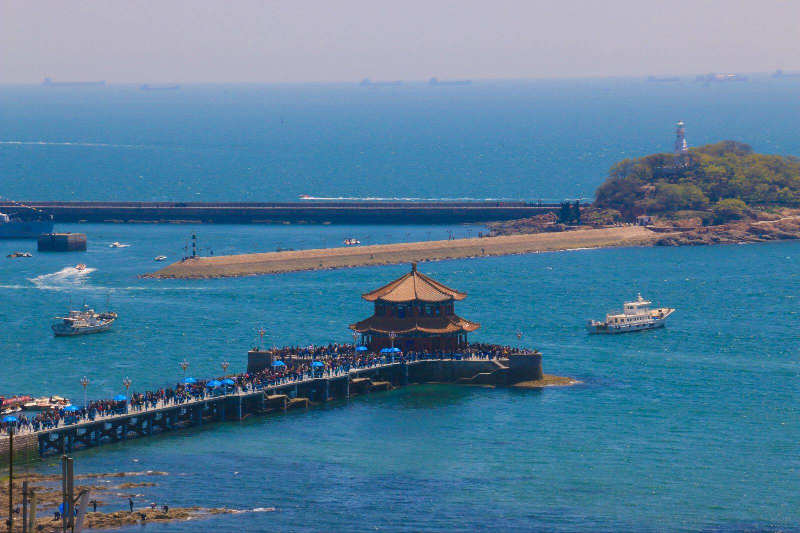 栈桥是青岛市的象征.