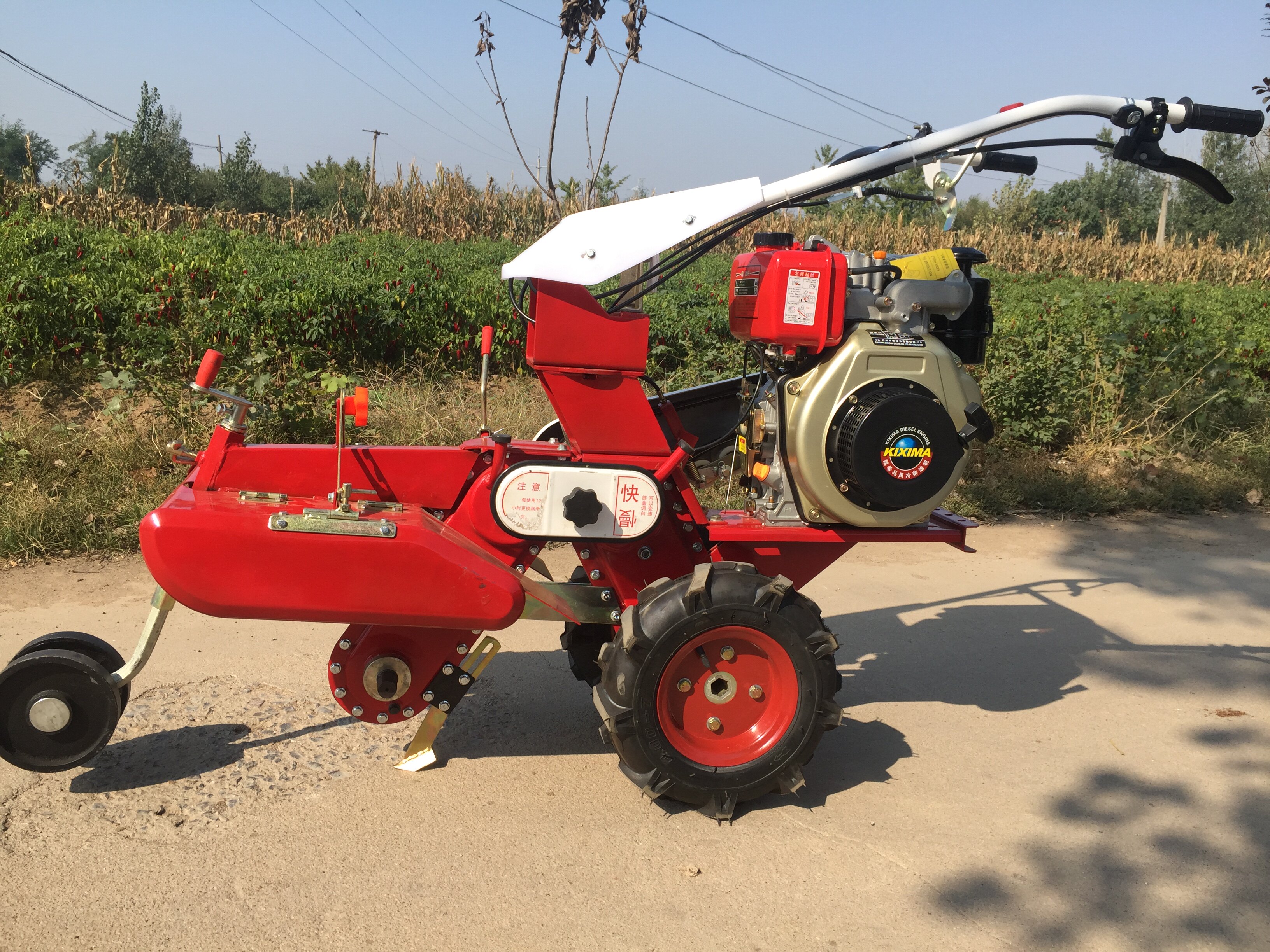 新品开沟培土机得到很多农户积极反馈