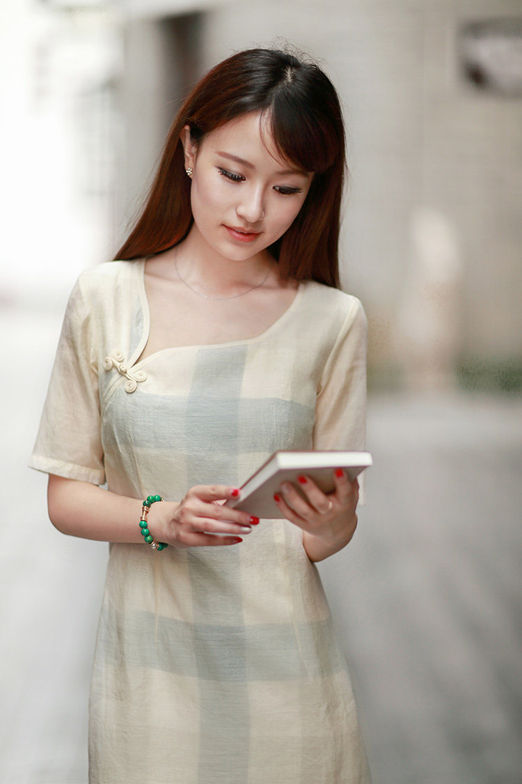 若隐若现,稍纵即逝,盛开的鸢尾花型的领口缀着蝴蝶花扣,精致而迷人