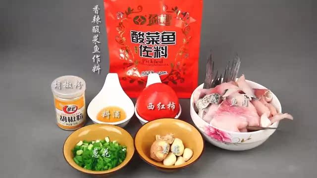 步驟1:醃製魚肉15分鐘,適量料酒,胡椒粉,醃魚料攪拌均勻