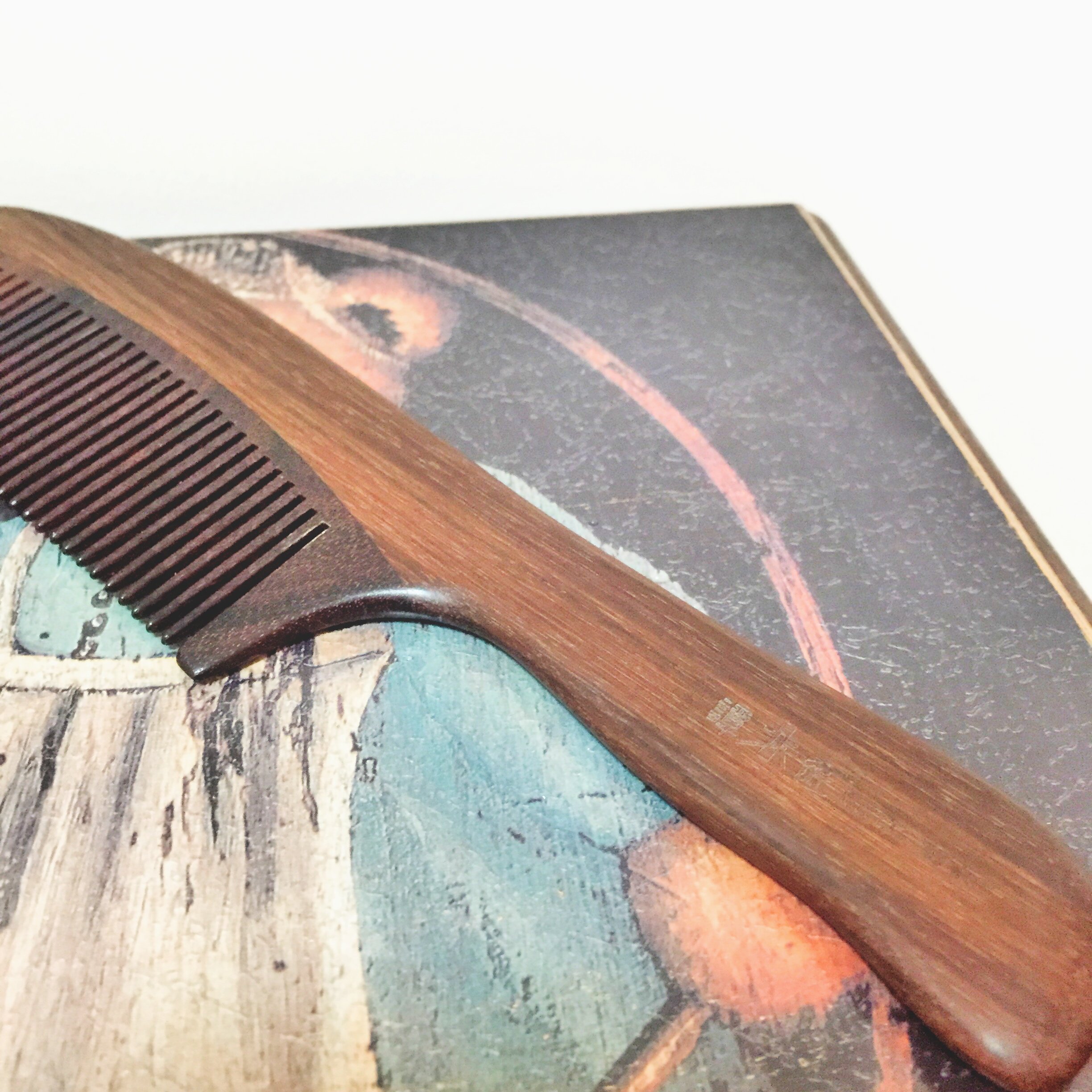 四  关於头发工具 ---梳子,日常用的梳子最好选用木梳,猪鬓梳,气垫梳