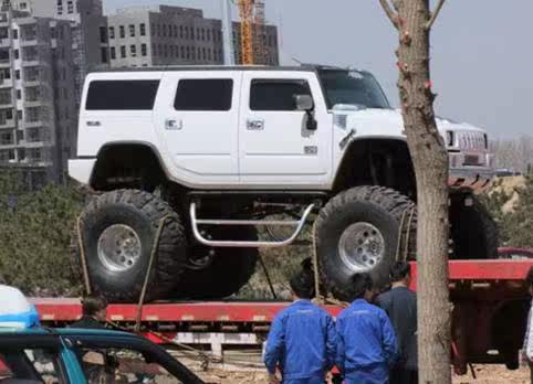 价值300万的大脚悍马,打个气,结果出了大事!